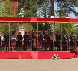 Sus Majestades los Reyes en la tribuna presidencial del acto de entrega de Reales Despachos